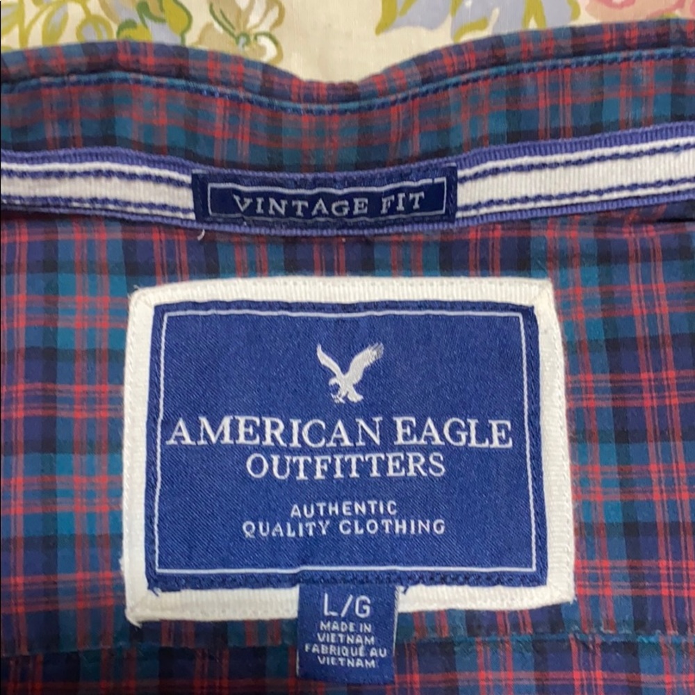 3️⃣ Men’s American Eagle shirt size Large